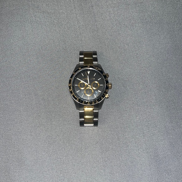 Two-Tone Micheal Kors Watch non attention seeking more relaxed casual person - Picture 1 of 4